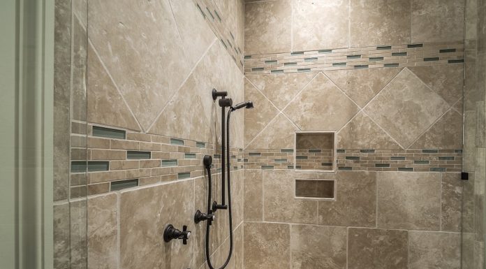 Privilégier le carrelage pour une salle de bain design et confortable