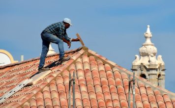 4 étapes à suivre pour résoudre les problèmes de fuite de toiture