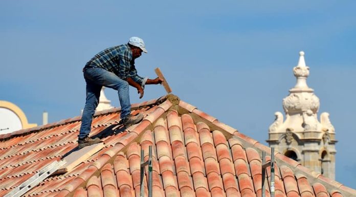 4 étapes à suivre pour résoudre les problèmes de fuite de toiture