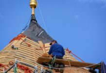 Un couvreur sur un toît