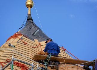 Un couvreur sur un toît