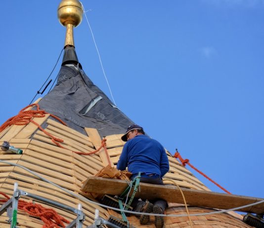 Un couvreur sur un toît