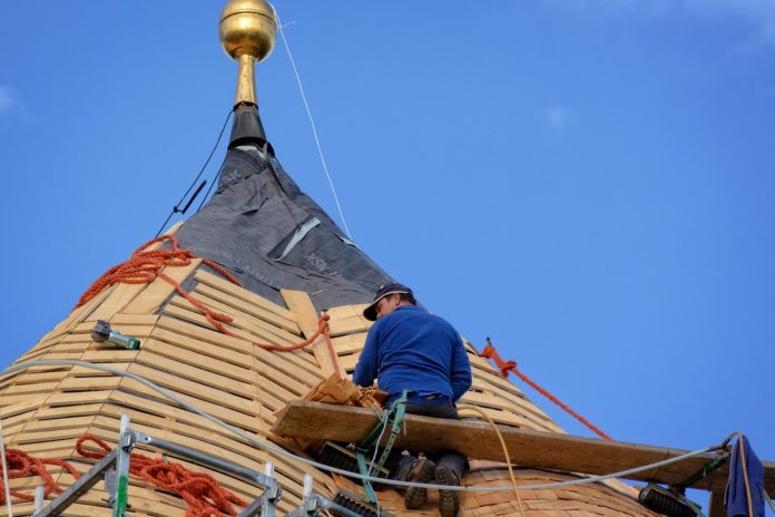 Un couvreur sur un toît