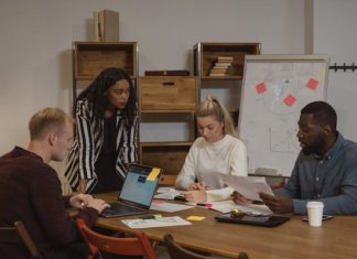 Comment une entreprise française recherche les meilleurs candidats pour un emploi?