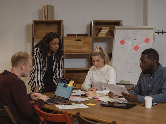 Comment une entreprise française recherche les meilleurs candidats pour un emploi?