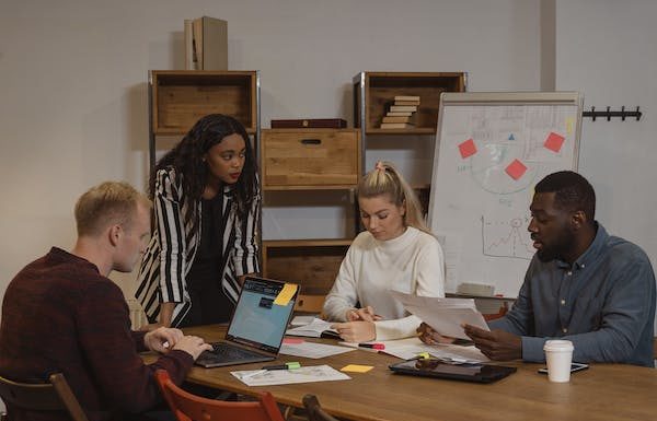 Comment une entreprise française recherche les meilleurs candidats pour un emploi?