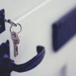 Que faire si on est verrouillé avec clé dans la porte? clé
