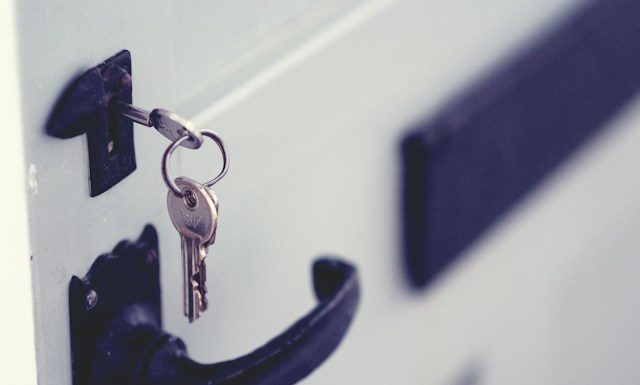 Que faire si on est verrouillé avec clé dans la porte? clé