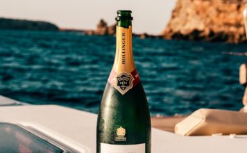 Servir du champagne Bollinger pour le mariage de sa fille. champagne Bollinger