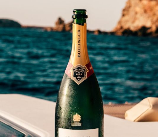Servir du champagne Bollinger pour le mariage de sa fille. champagne Bollinger