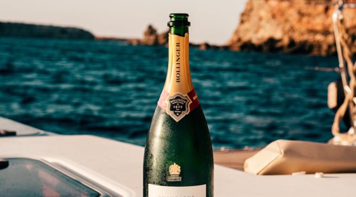 Servir du champagne Bollinger pour le mariage de sa fille. champagne Bollinger